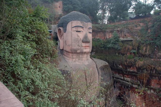 樂山大佛為何以屹立千年？又為何既不雙手合十也不打坐呢？