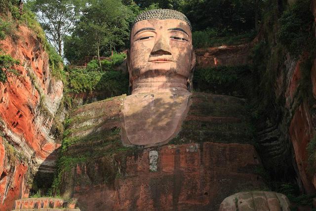 樂山大佛為何以屹立千年？又為何既不雙手合十也不打坐呢？